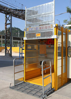 2000kg Q355B Steel Electric Motor Material Lift For Garment Factories