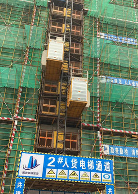 Q355B Steel Sandblasting And Painted , Galvanised Construction Site Hoist