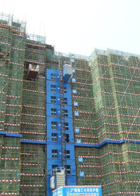 Low Wear Construction Hoist Elevator Payload Capacity 2000Kg With LED Ceiling Lamp