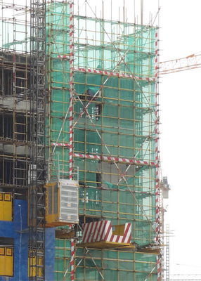 Durable Passenger And Material Hoist Vertical Transportation Payload Capacity 2000Kg